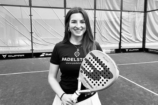 Padelcoach Mia Mathies
