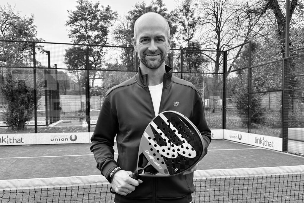 Padelcoach Kay Haderer mit seinem Padelschläger von Bullpadel